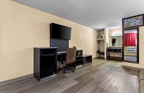 Santa Rosa Hotel | Budget-Friendly Econo Lodge: Family and Kitchen Amenities