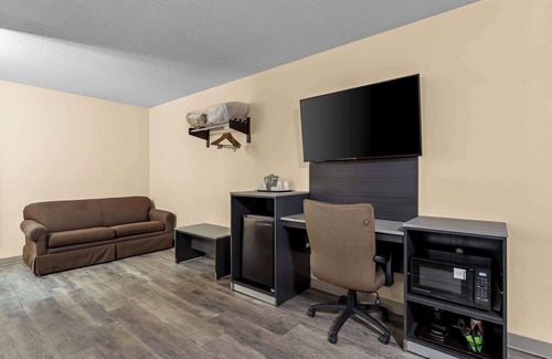 Santa Rosa Hotel | Budget-Friendly Econo Lodge: Family and Kitchen Amenities