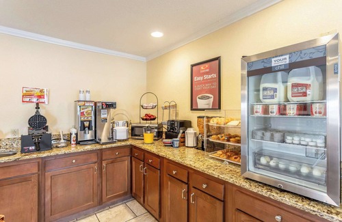 Santa Rosa Hotel | Budget-Friendly Econo Lodge: Family and Kitchen Amenities