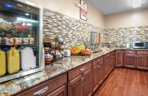 Shelbyville Hotel | Relax at Econo Lodge: Family-Friendly with Pool & Breakfast