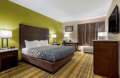 Shelbyville Hotel | Relax at Econo Lodge: Family-Friendly with Pool & Breakfast