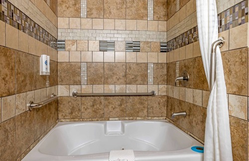 Shelbyville Hotel | Relax at Econo Lodge: Family-Friendly with Pool & Breakfast