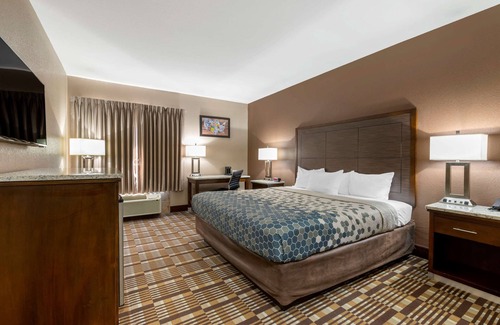 Shelbyville Hotel | Relax at Econo Lodge: Family-Friendly with Pool & Breakfast