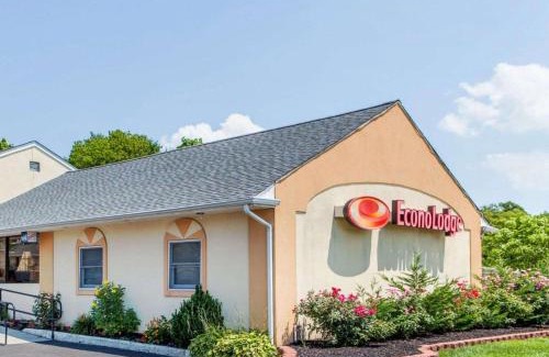 Somers Point Cabin | Cozy Econo Lodge with Pool, Breakfast & Family Amenities