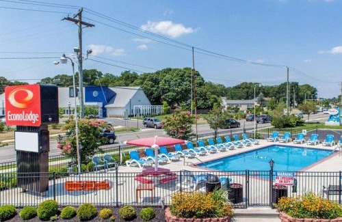 Somers Point Cabin | Cozy Econo Lodge with Pool, Breakfast & Family Amenities