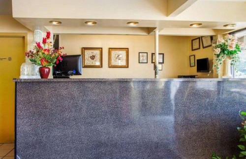 Somers Point Cabin | Cozy Econo Lodge with Pool, Breakfast & Family Amenities
