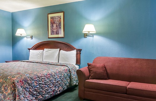 Wa Keeney Hotel | Budget-Friendly Stay at Econo Lodge with Spa & Restaurant