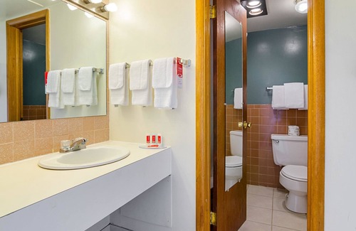 Wa Keeney Hotel | Budget-Friendly Stay at Econo Lodge with Spa & Restaurant