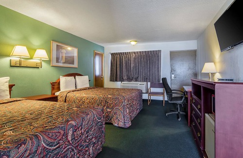 Wa Keeney Hotel | Budget-Friendly Stay at Econo Lodge with Spa & Restaurant