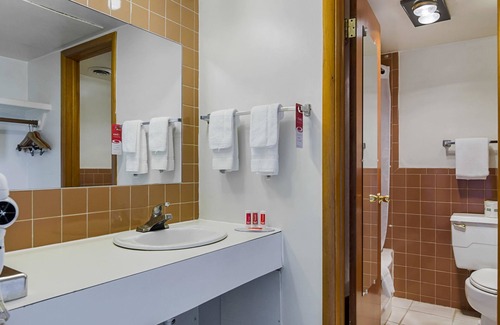 Wa Keeney Hotel | Budget-Friendly Stay at Econo Lodge with Spa & Restaurant