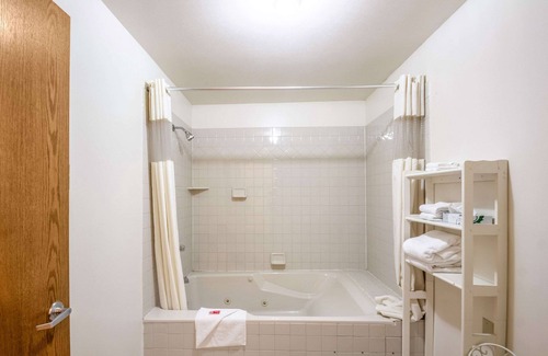Waupaca Hotel | Budget-Friendly Econo Lodge with Pool and Spa Amenities