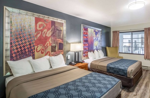 Waupaca Hotel | Budget-Friendly Econo Lodge with Pool and Spa Amenities