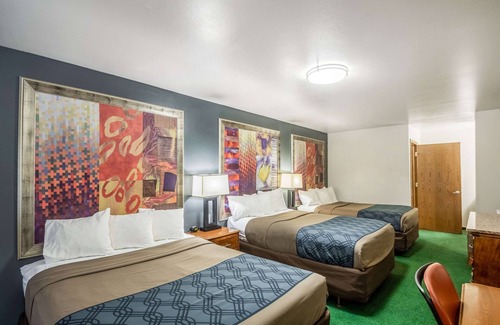 Waupaca Hotel | Budget-Friendly Econo Lodge with Pool and Spa Amenities