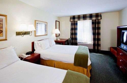 Wesley Chapel Cabin | Pet-Friendly Econo Lodge with Pool & Family Amenities