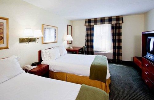 Wesley Chapel Hotel | Budget-Friendly Econo Lodge with Pool & Breakfast Options
