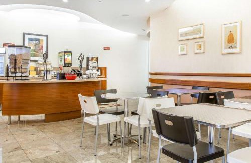 West Haven Cabin | Budget-Friendly Econo Lodge: Family-Ready with Breakfast