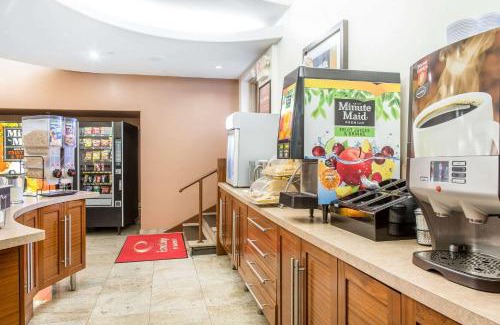 West Haven Cabin | Budget-Friendly Econo Lodge: Family-Ready with Breakfast