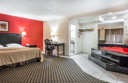West Haven Cabin | Budget-Friendly Econo Lodge: Family-Ready with Breakfast