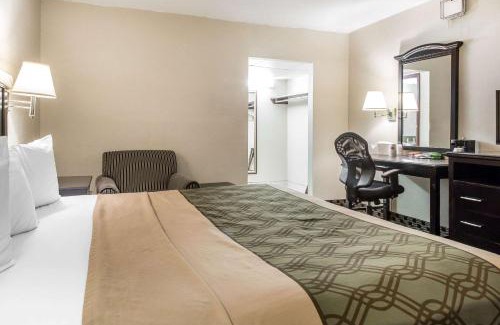 West Haven Cabin | Budget-Friendly Econo Lodge: Family-Ready with Breakfast
