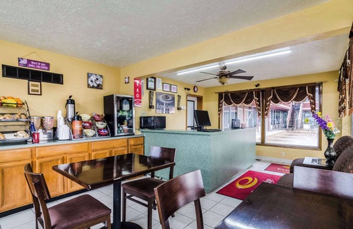 Winfield Hotel | Budget-Friendly Econo Lodge: Relax with Spa & Restaurant