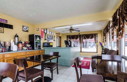 Winfield Hotel | Budget-Friendly Econo Lodge: Relax with Spa & Restaurant