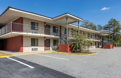 Vidalia Cabin | Beachfront Econo Lodge with Pool & Family-Friendly Amenities