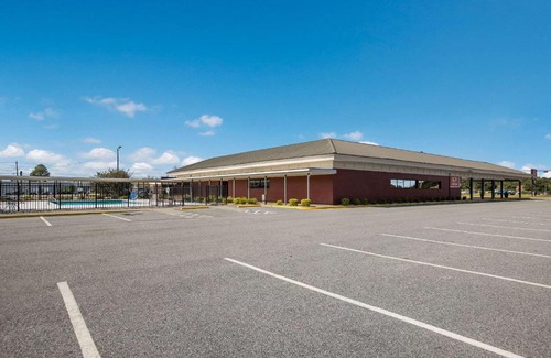 Vidalia Cabin | Beachfront Econo Lodge with Pool & Family-Friendly Amenities
