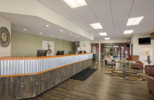 Vidalia Cabin | Beachfront Econo Lodge with Pool & Family-Friendly Amenities