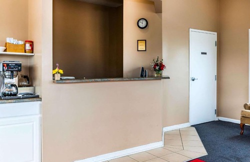 Vincennes Hotel | Budget-Friendly Econo Lodge Vincennes: Pet & Child Friendly