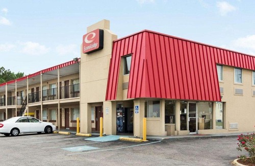 North Central Cabin | Budget-Friendly Econo Lodge Town Center: Pet & Child Friendly