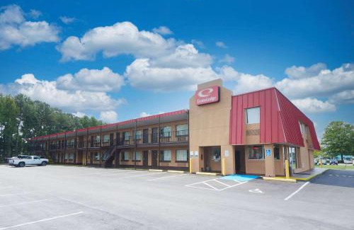 North Central Cabin | Budget-Friendly Econo Lodge Town Center: Pet & Child Friendly