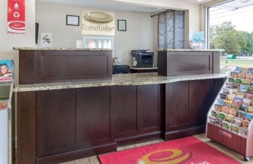 North Central Cabin | Budget-Friendly Econo Lodge Town Center: Pet & Child Friendly