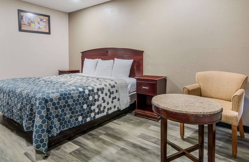 Bellmead Hotel | Comfortable Stay at Econo Lodge Waco North with Pool & Breakfast