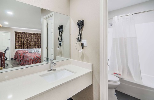 Bellmead Hotel | Comfortable Stay at Econo Lodge Waco North with Pool & Breakfast