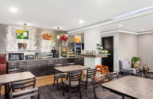 Waynesboro Hotel | Budget-Friendly Econo Lodge Waynesboro with Pool & Dining