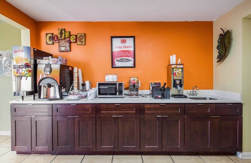Waynesville Hotel | Budget-Friendly Econo Lodge with Pool & Breakfast Options