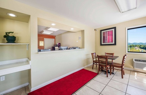 Waynesville Hotel | Budget-Friendly Econo Lodge with Pool & Breakfast Options