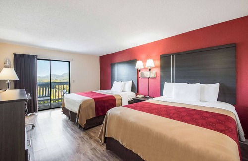 Waynesville Hotel | Budget-Friendly Econo Lodge with Pool & Breakfast Options