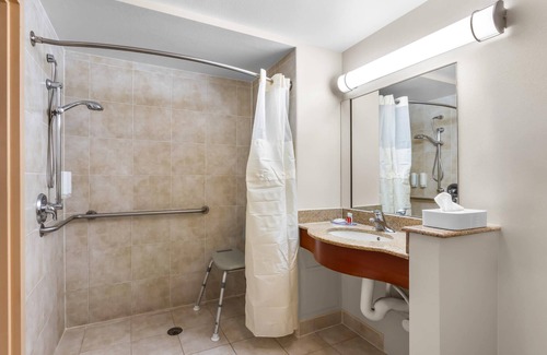 Iselin Hotel | Convenient Days Inn by Wyndham in Iselin with Breakfast