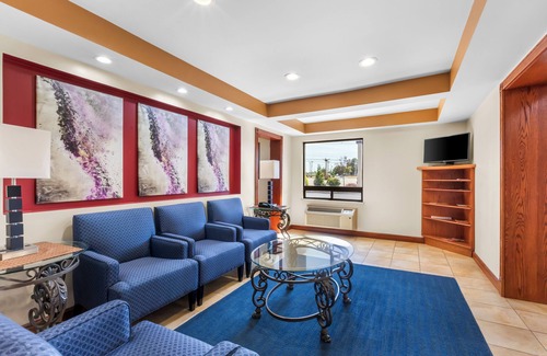 Iselin Hotel | Convenient Days Inn by Wyndham in Iselin with Breakfast