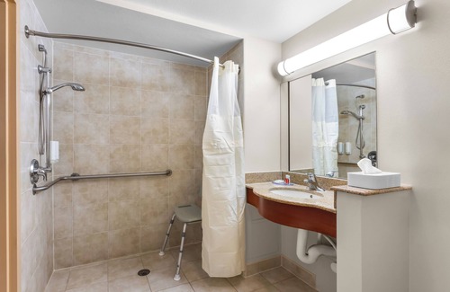 Iselin Hotel | Convenient Days Inn by Wyndham in Iselin with Breakfast