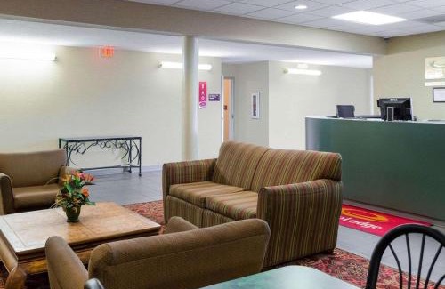 Yazoo City Cabin | Budget-Friendly Econo Lodge with Pool Access for Your Stay