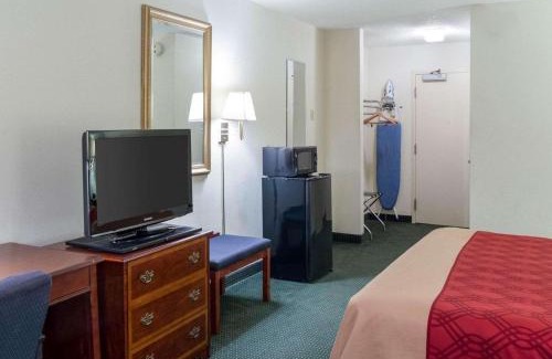 Yazoo City Cabin | Budget-Friendly Econo Lodge with Pool Access for Your Stay
