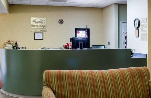 Yazoo City Cabin | Budget-Friendly Econo Lodge with Pool Access for Your Stay