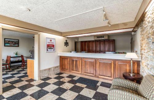 Zanesville Cabin | Budget-Friendly Econo Lodge: Perfect for Families and Pets