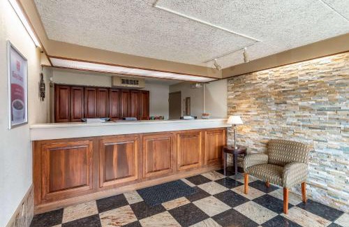 Zanesville Cabin | Budget-Friendly Econo Lodge: Perfect for Families and Pets