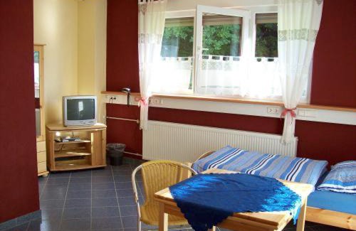 Buechenbeuren House | Budget-Friendly Stay at Econo Motel Goelzer with Kitchen