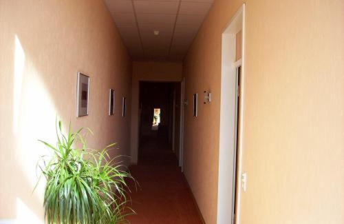 Buechenbeuren House | Budget-Friendly Stay at Econo Motel Goelzer with Kitchen