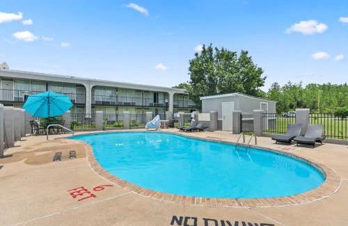 Andalusia Hotel | Budget-Friendly Econolodge with Oceanfront Views & Pool
