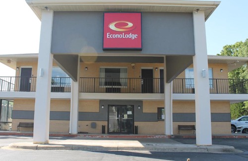 Cheraw Hotel | Budget-Friendly EconoLodge with Pool, Breakfast & Hot Tub